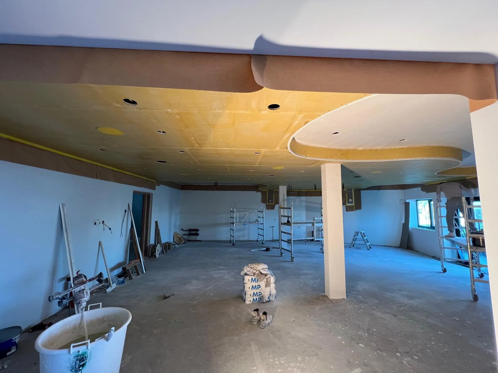 Eigen project in uitvoering: opbouw van het gebogen plafond, vóór de eindafwerking