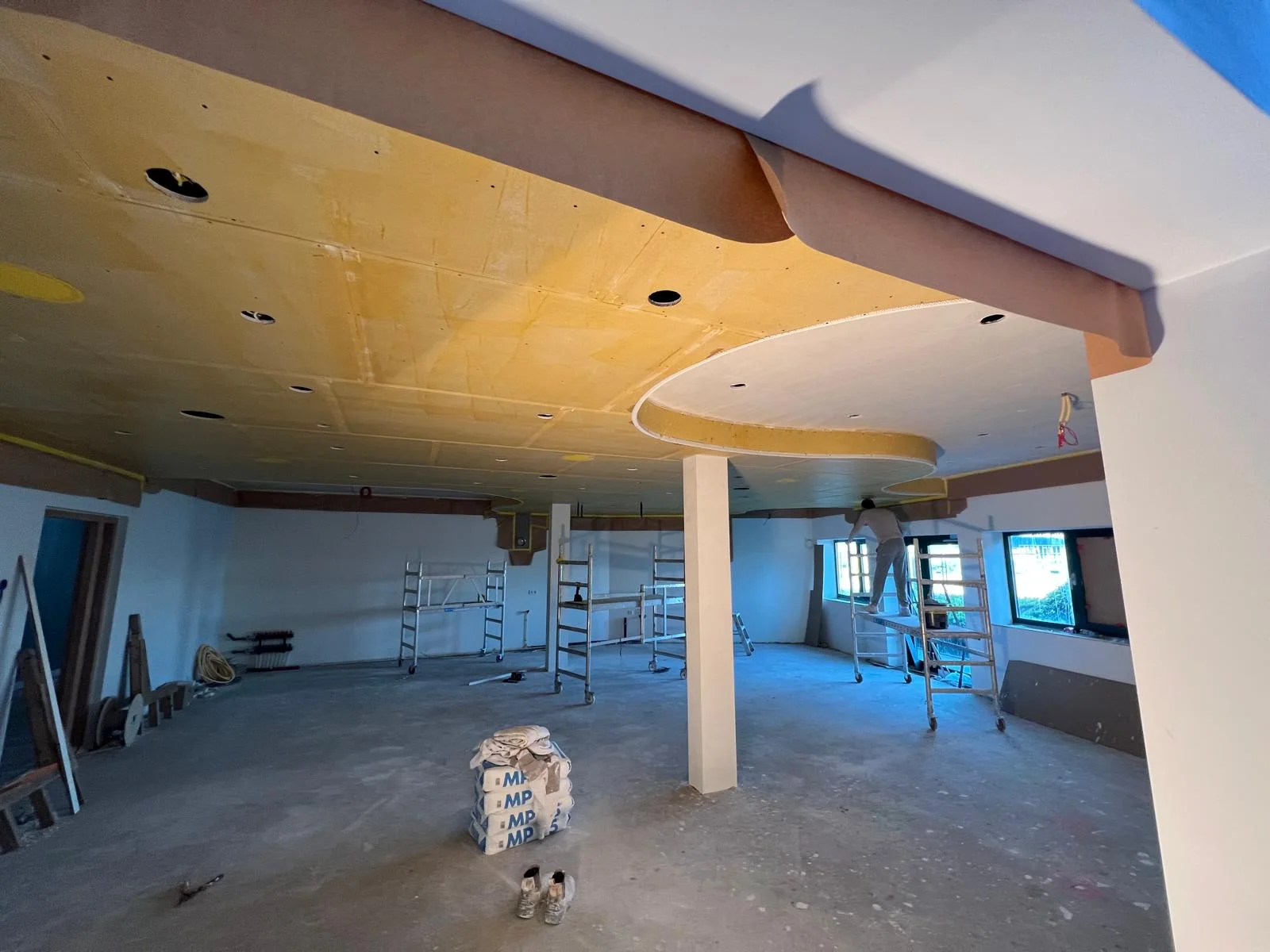 Eigen project in uitvoering: detail van de ronde plafondvorm en aansluitende wand