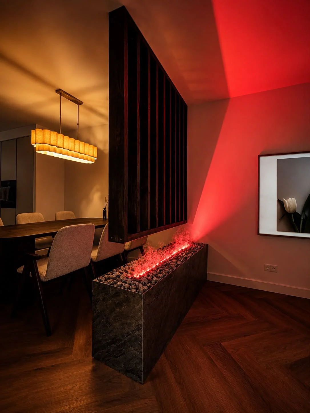 Eigen project: een ingebouwde haard met een donkere lattenwand als roomdivider naast de eettafel