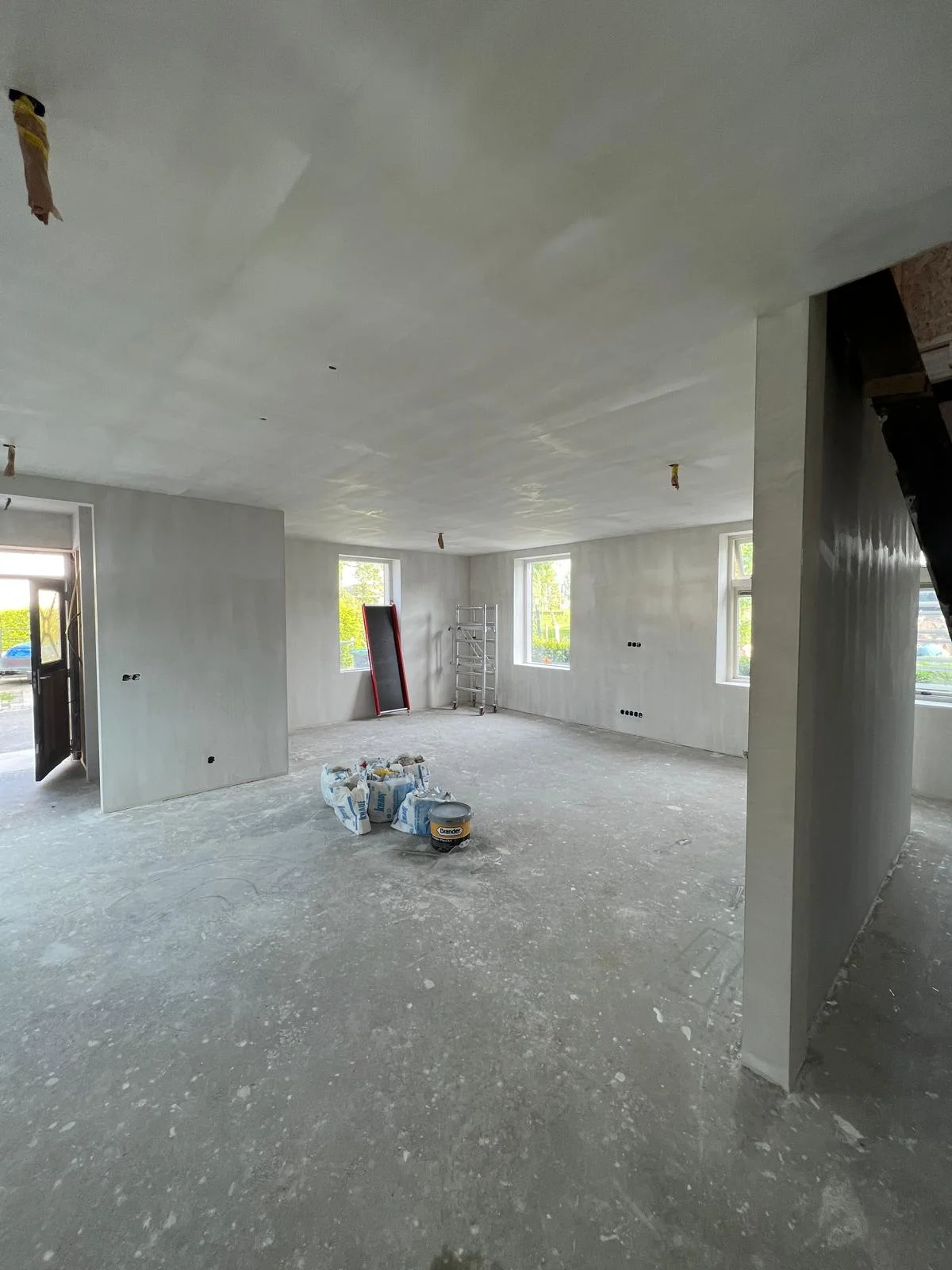 Eigen project: gestukte wanden, raamopeningen en plafond; de ruimte is nog in aanbouw
